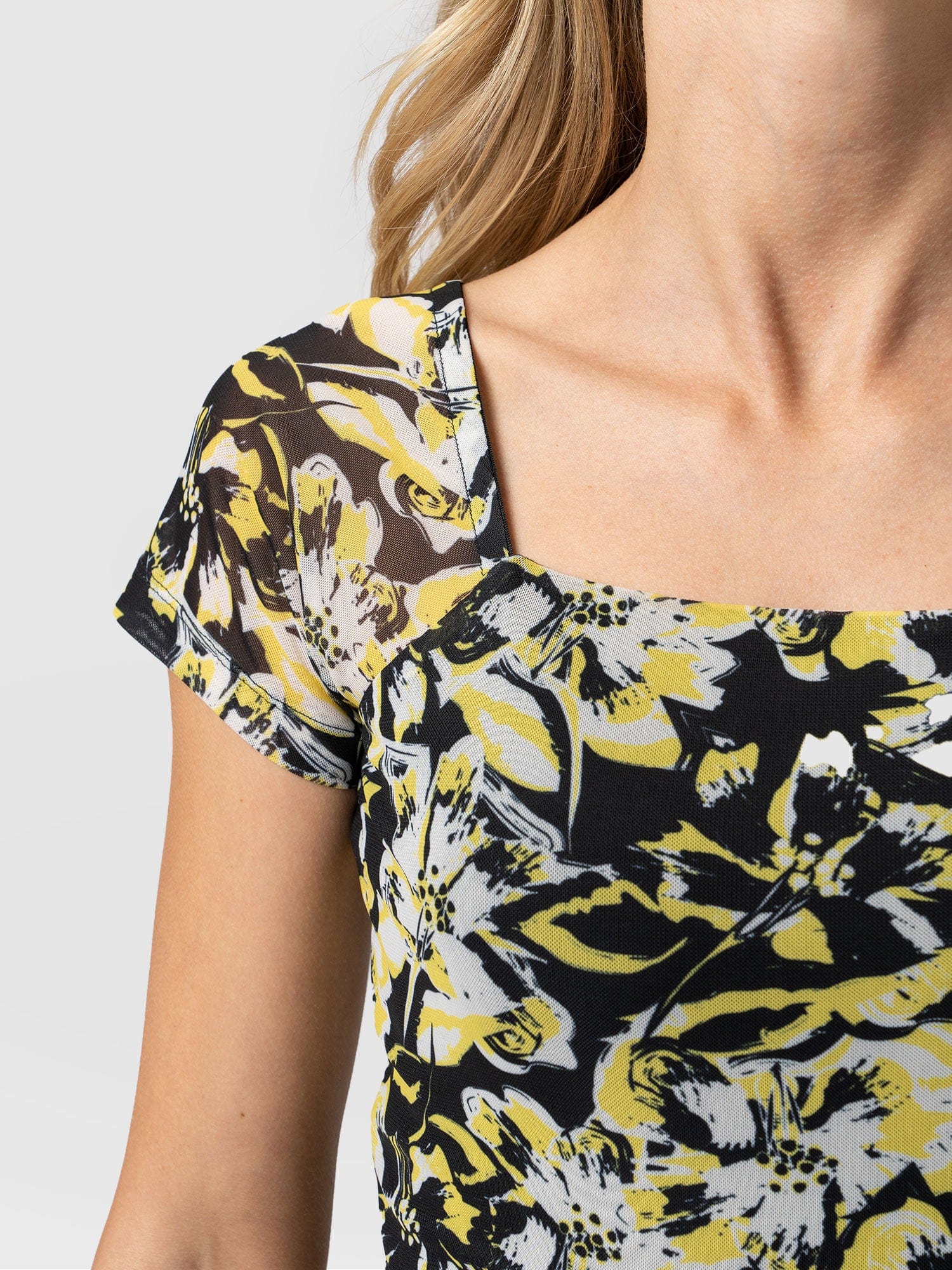 Marlene Mesh Short Sleeve Tee Jardin Stencil - Women's Tops | Saint + Sofia® EU